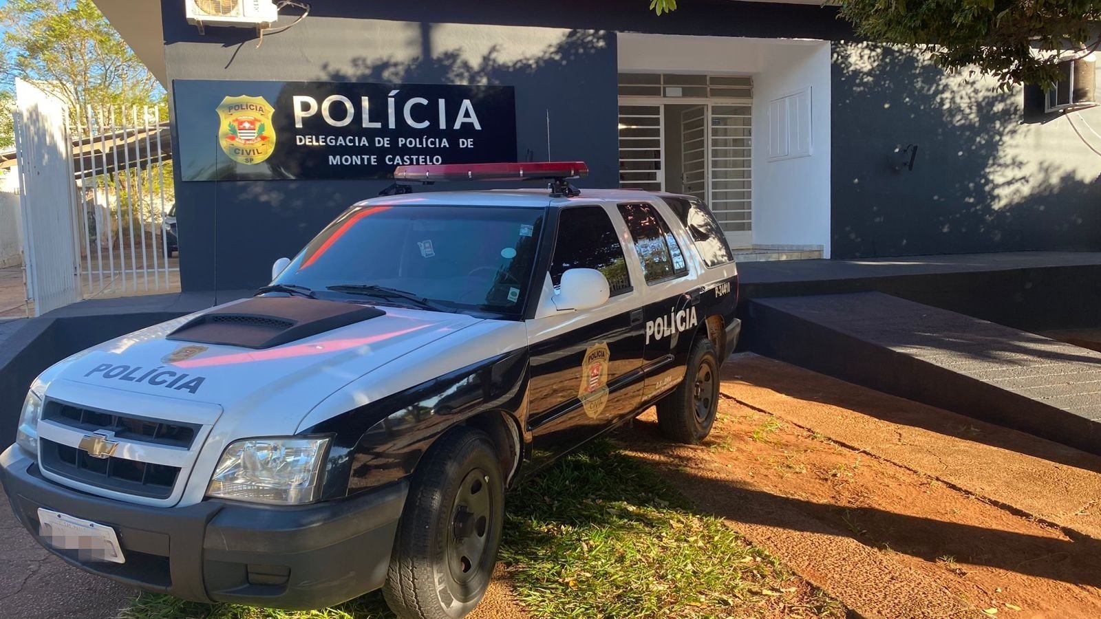 Kadın, tanık olarak ifade vermek üzere polis karakoluna gitti ve sonunda cinayete teşebbüsten tutuklandı.