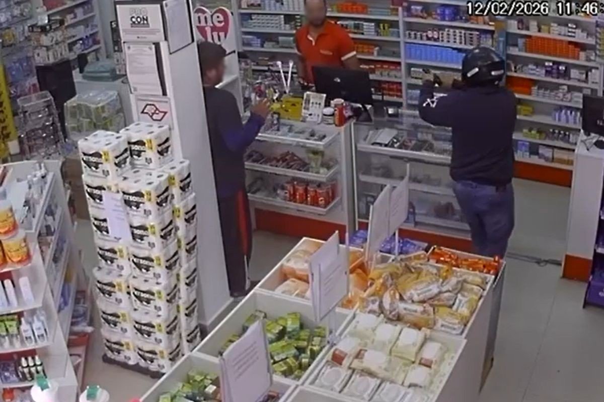 Hortolândia’da motosikletli iki kişi bir eczaneyi soydu.