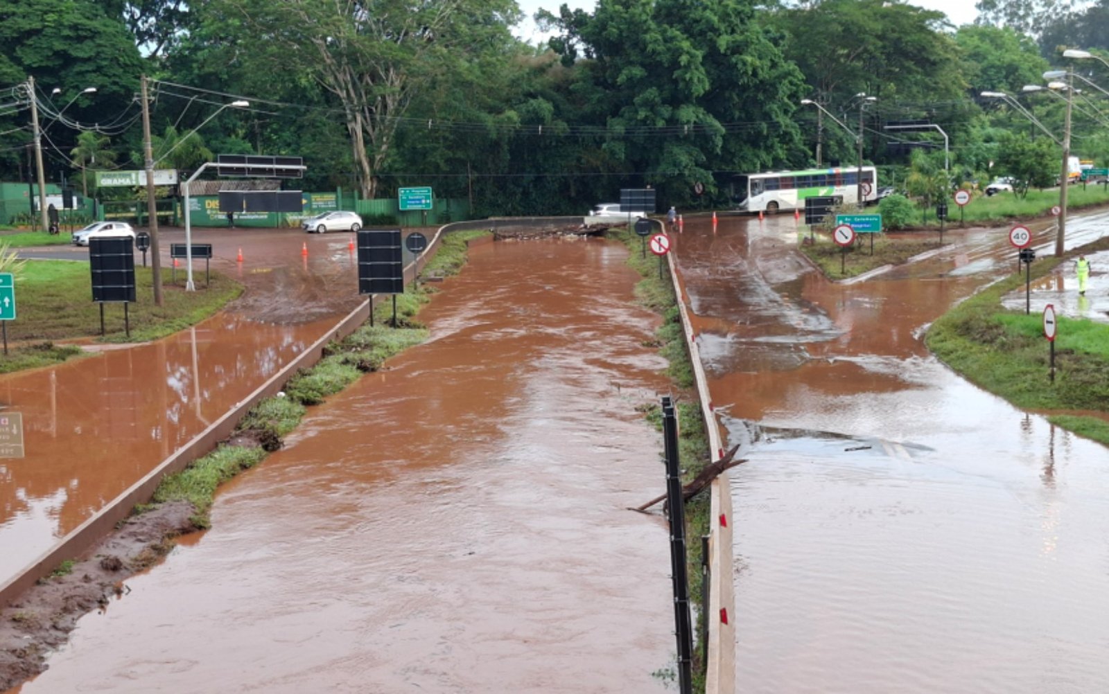 Savcılık, Adelmo Perdizza Bulvarı’ndaki su baskınına çözüm bulunmasını talep ediyor. Su birikimi