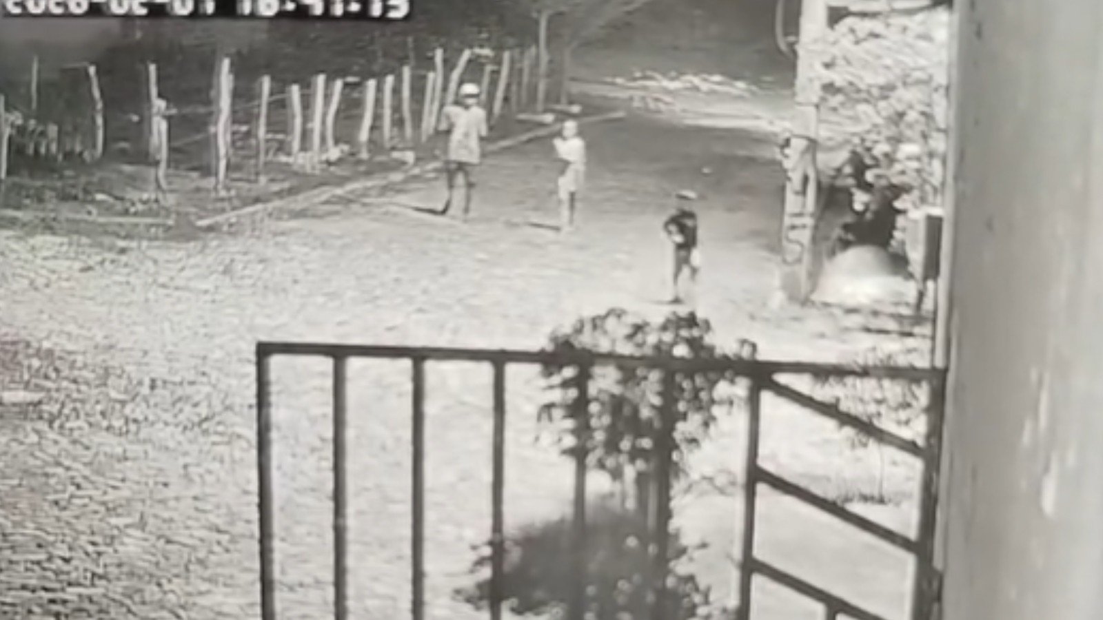 Güvenlik kamerası görüntülerinde bir adamın kendi oğlunu çocukları bıçaklamaya teşvik ettiği görülüyor.