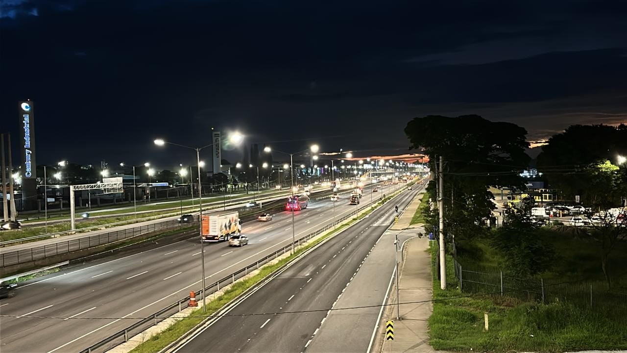 Perşembe gecesi Via Dutra, São José dos Campos’ta. Bruna